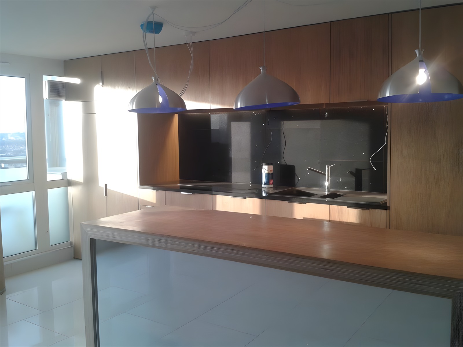 Kitchen bar with wood counter — bespoke joinery project in London